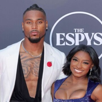 Simone Biles obtient une réaction à 4 mots de Jonathan Owens en tant que coordon de la jupe de roche Olympian Rocks pour le jeu Bears vs Cowboys