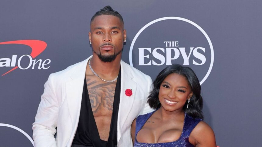 Simone Biles obtient une réaction à 4 mots de Jonathan Owens en tant que coordon de la jupe de roche Olympian Rocks pour le jeu Bears vs Cowboys