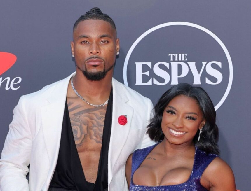 Simone Biles obtient une réaction à 4 mots de Jonathan Owens en tant que coordon de la jupe de roche Olympian Rocks pour le jeu Bears vs Cowboys