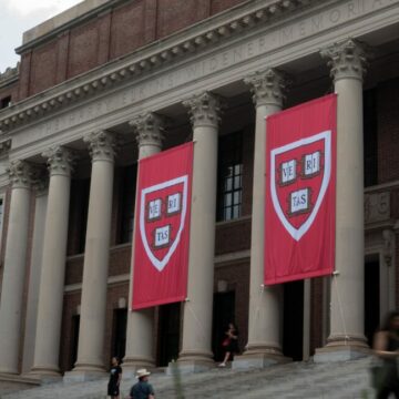 harvard-library-1152x648-1757002725.jpg Harvard bat Trump : un juge ordonne aux États-Unis de rétablir un financement de 2,6 milliards de dollars
